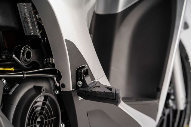 Skútr 200ccm - KYMCO NEW PEOPLE S 200i ABS | Vyklápěcí stupačky pro spolujezdce