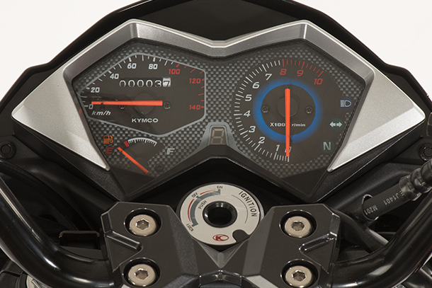 Motocykl 125ccm – Kymco Visar 125i CBS | přístrojovka s indikátorem převodového stupně