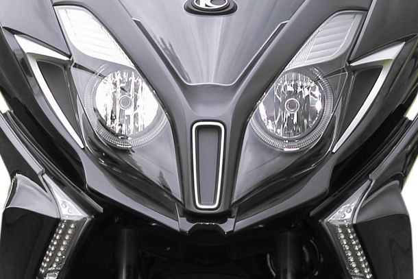Skútr 125ccm - Kymco NEW Downtown 125i ABS | Velké dvojité světlomety s obvodovými LED světly a LED blinkry