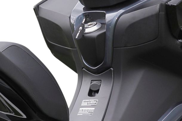 Skútr 125ccm - Kymco NEW Downtown 125i ABS | Úložné prostory včetně USB-portu