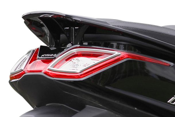 Skútr 125ccm - Kymco NEW Downtown 125i ABS | Chromované rámečky kolem markantních zadních světel